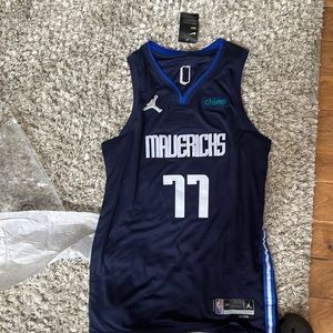 Luca Doncic jersey size men’s L.